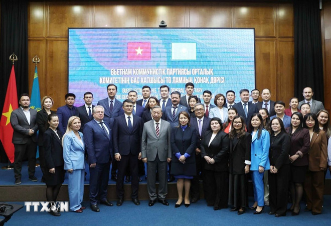 Tổng Bí thư Tô Lâm và lãnh đạo, giảng viên, học viên Học viện Hành chính Công trực thuộc Tổng thống Kazakhstan. (Ảnh: Thống Nhất/TTXVN) ttxvn-tong-bi-thu-to-lam-tham-va-phat-bieu-ve-chinh-sach-0705-4.jpg