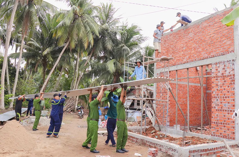 Cán bộ, chiến sĩ Công an tỉnh Vĩnh Long chung tay thực hiện Phong trào thi đua “Chung tay xoá nhà tạm, nhà dột nát”. (Ảnh: Cán bộ, chiến sĩ Công an tỉnh Vĩnh Long chung tay thực hiện Phong trào thi đua “Chung tay xoá nhà tạm, nhà dột nát”. (Ảnh: