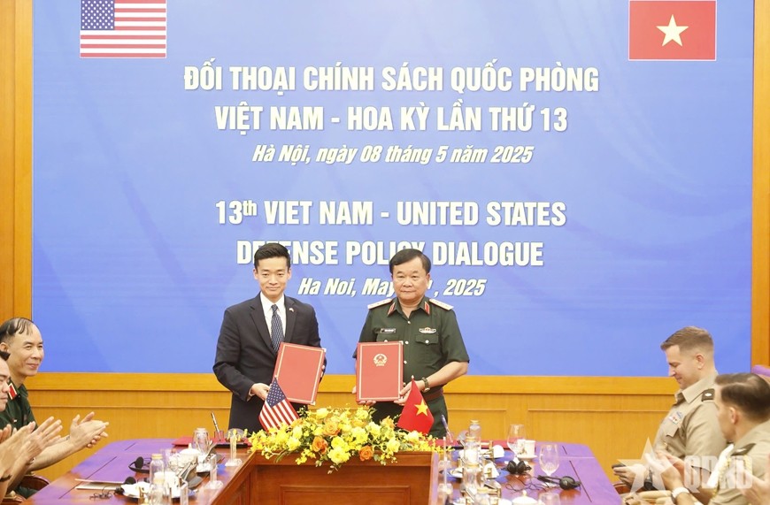 Thượng tướng Hoàng Xuân Chiến và ngài John Noh ký biên bản Đối thoại chính sách quốc phòng Việt Nam - Hoa Kỳ lần thứ 13. Thượng tướng Hoàng Xuân Chiến và ngài John Noh ký biên bản Đối thoại chính sách quốc phòng Việt Nam - Hoa Kỳ lần thứ 13.