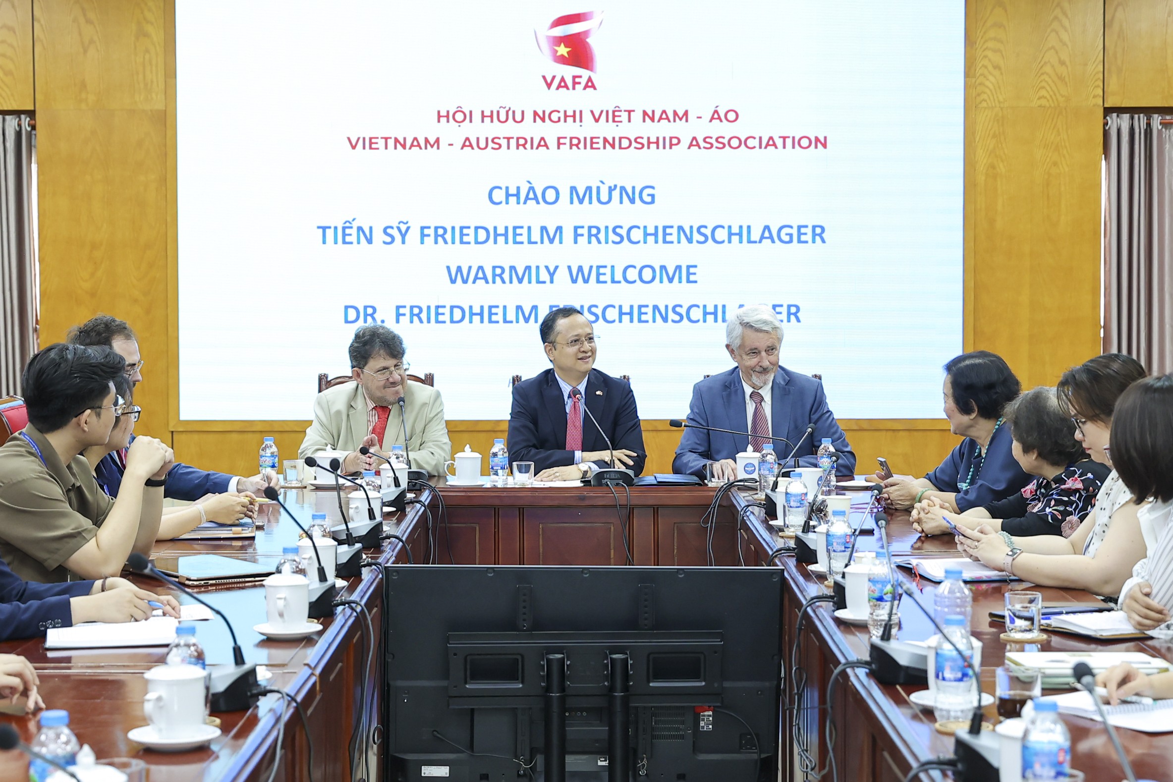 Từ trái qua phải: 