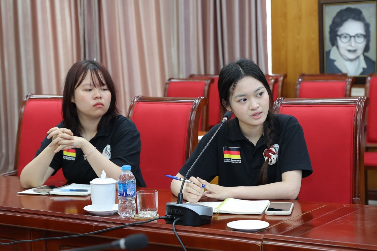 Students from the University of Languages and International Studies, Vietnam National University, Hanoi, actively engaged in discussions, posing questions about opportunities to study, work, and experience Austrian culture. (Photo: Đinh Hòa) Students from the University of Languages and International Studies, Vietnam National University, Hanoi, actively engaged in discussions, posing questions about opportunities to study, work, and experience Austrian culture. (Photo: Đinh Hòa)