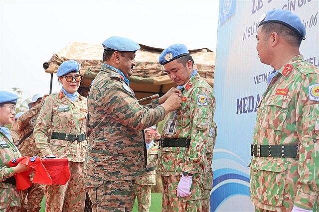 Lieutenant General Mohan Subramanian, Force Commander of the United Nations Mission in South Sudan, presents the United Nations Medal for Peacekeeping to BVDC2.6 officials. Photo: VNA