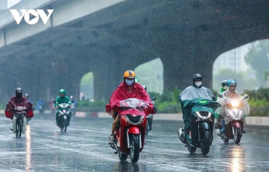 Over the past few days, Northern and Central Vietnam have been affected by a hot low pressure system from the west, resulting in uncomfortable and oppressive heat. This weather pattern, typical in early summer, has caused temperatures to soar in many areas, with some places experiencing highs of over 39°C, along with low humidity and strong dry winds. The combination of intense sunshine and warm air has made conditions particularly stifling, especially in urban and mountainous regions. However, a cold air mass is forecast to move in this weekend, promising a welcome drop in temperatures and scattered rainfall, a much-needed break from the heat. According to the latest weather forecast, the cold air mass is anticipated to affect some areas in the northeastern mountain regions on May 10 before spreading across other parts of the Northeastern, Northern-central, Northwestern, and Central regions at night. From May 10 evening, the weather in the Northern and North-central regions will become cooler, with mountain areas in the North experiencing cold conditions. The lowest temperatures during this cold front will range from 20°C to 23°C in the lowlands and dip below 18°C in the highlands. In Hanoi, the temperature will also drop starting from the evening of May 10, with lows expected between 21°C to 23°C during this cold air spell. Due to the influence of cold air compressing the low-pressure trough, the Northern and North-central regions are expected to experience moderate to heavy rain and thunderstorms from May 9 - 11, with some areas potentially receiving heavy rainfall. Experts warn that although Vietnam has entered the summer of 2025, the cold air continues to influence the country, leading to extreme weather phenomena such as heavy rainfall, thunderstorms, and lightning.