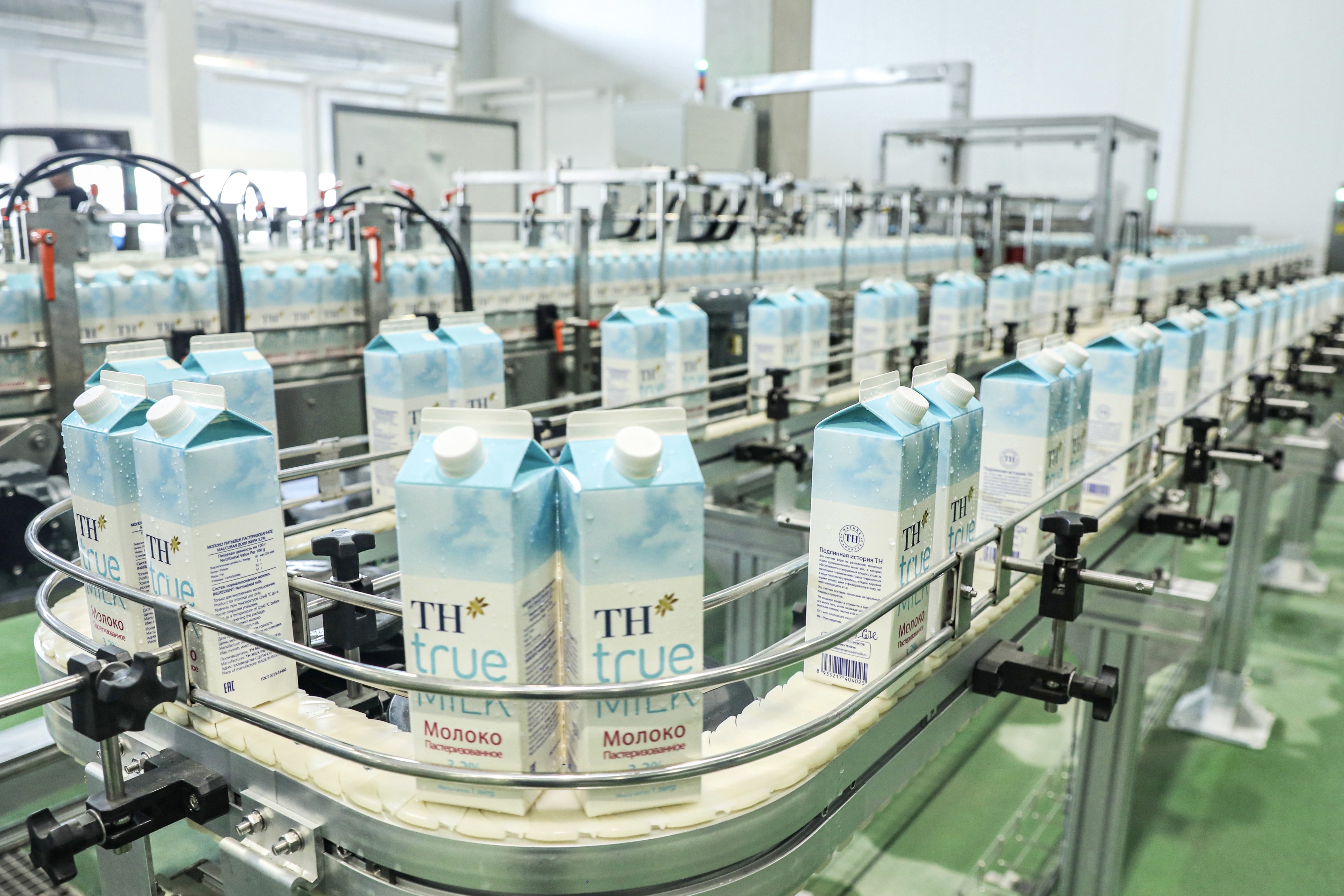 Sản phẩm TH true MILK tại Nhà máy Chế biến sữa tươi sạch TH tại Kaluga, Nga. Sản phẩm TH true MILK tại Nhà máy Chế biến sữa tươi sạch TH tại Kaluga, Nga.