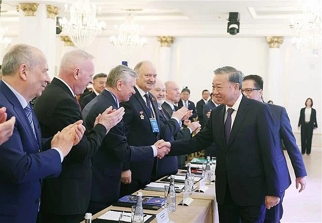 General Secretary of the Communist Party of Vietnam Central Committee To Lam meets with Russian intellectuals, scholars, and experts who had supported Vietnam in the past. (Photo: VNA) General Secretary of the Communist Party of Vietnam Central Committee To Lam meets with Russian intellectuals, scholars, and experts who had supported Vietnam in the past. (Photo: VNA)