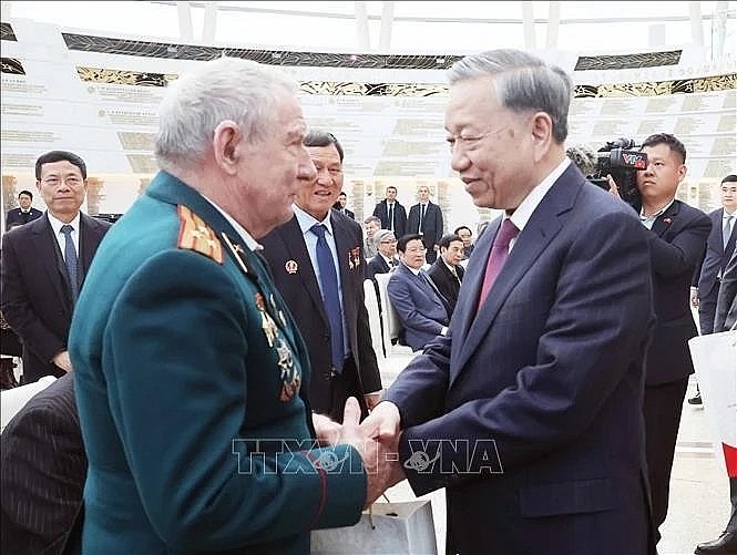 Party General Secretary To Lam shakes hands with a Belarusian veteran with outstanding contributions to Vietnam. (Photo: VNA) Party General Secretary To Lam shakes hands with a Belarusian veteran with outstanding contributions to Vietnam. (Photo: VNA)