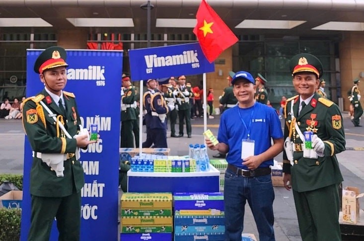 Từ sáng sớm 30/4, đội ngũ Vinamilk đã sẵn sàng tiếp ứng các sản phẩm sữa và nước đóng chai cho lực lượng trước giờ diễu hành.