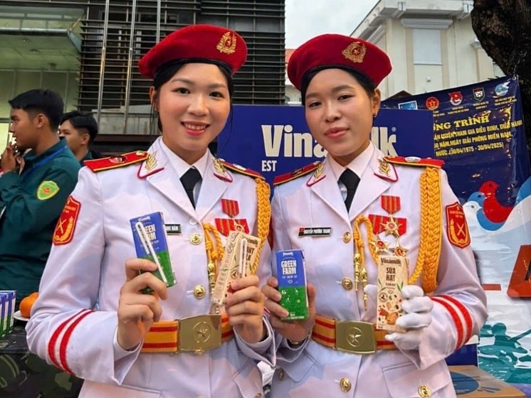 Các chiến sĩ thích thú khi thử sản phẩm mới của Vinamilk là sữa tươi Green Farm rất ít đường và sữa 9 hạt Vinamilk.