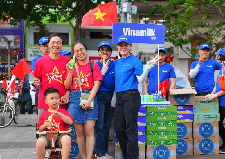 Không chỉ tiếp ứng cho lực lượng diễu binh, Vinamilk cũng trao tặng sản phẩm, hòa chung niềm hân hoan của người dân mừng đại lễ.