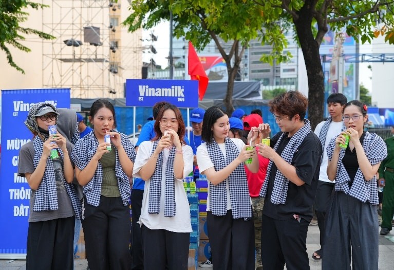 Người dân dù lứa tuổi nào, thế hệ, nghề nghiệp nào cũng đều hòa mình hân hoan kỷ niệm ngày đại thắng, thống nhất non sông. Thu Thảo (24 tuổi, ngụ TP Hồ Chí Minh) cho biết đây là lần đầu tiên được đón mừng dịp lễ lớn như vậy, cảm giác “cắm trại” giữa biển người, ai cũng chung một niềm vui, tự hào về đất nước khiến cô càng cảm thấy rõ nét hơn tinh thần dân tộc, tình yêu nước để trưởng thành và có trách nhiệm hơn với quê.