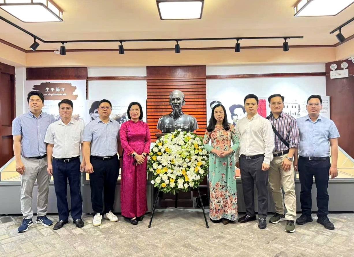 Tưởng nhớ Bác Hồ tại Quảng Tây (Trung Quốc): Kết nối tình cảm Việt - Trung qua các thế hệ Tưởng nhớ Bác Hồ tại Quảng Tây (Trung Quốc): Kết nối tình cảm Việt - Trung qua các thế hệ