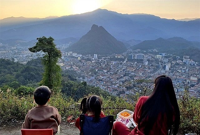 Tourists view the sunset over Ha Giang city from the Mo Neo Mountain. (Photo: VNA) Tourists view the sunset over Ha Giang city from the Mo Neo Mountain. (Photo: VNA)