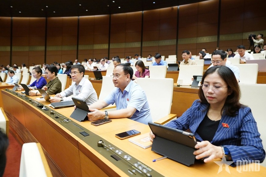 Các đại biểu Quốc hội sử dụng thiết bị công nghệ trong quá trình sử dụng tài liệu và tương tác trên môi trường số. (Ảnh: Báo Quân đội nhân dân) Các đại biểu Quốc hội sử dụng thiết bị công nghệ trong quá trình sử dụng tài liệu và tương tác trên môi trường số. (Ảnh: Báo Quân đội nhân dân)