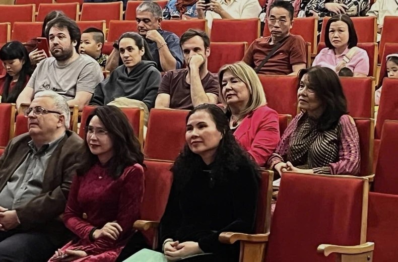 Khán giả chăm chú theo dõi bộ phim “Đừng đốt” trong đêm công chiếu. (Ảnh: Đại sứ quán Việt Nam tại Hy Lạp) Khán giả chăm chú theo dõi bộ phim “Đừng đốt” trong đêm công chiếu. (Ảnh: Đại sứ quán Việt Nam tại Hy Lạp)