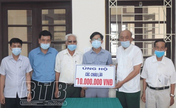 Hội hữu nghị Việt Nam - Lào tỉnh Thái Bình trao kinh phí hỗ trợ cho lưu học sinh Lào đang theo học tại Trường Đại học Y Dược Thái Bình gặp khó khăn do ảnh hưởng của dịch Covid-19, ngày 12/8/2021. (Ảnh: Báo Thái Bình) Hội hữu nghị Việt Nam - Lào tỉnh Thái Bình trao kinh phí hỗ trợ cho lưu học sinh Lào đang theo học tại Trường Đại học Y Dược Thái Bình gặp khó khăn do ảnh hưởng của dịch Covid-19, ngày 12/8/2021. (Ảnh: Báo Thái Bình)