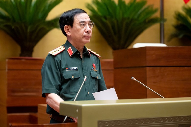 Đại tướng Phan Văn Giang, Bộ trưởng Bộ Quốc phòng trình bày Tờ trình tóm tắt nội dung cơ bản dự án Luật Tham gia lực lượng gìn giữ hòa bình của Liên hợp quốc. (Ảnh: quochoi.vn) Đại tướng Phan Văn Giang, Bộ trưởng Bộ Quốc phòng trình bày Tờ trình tóm tắt nội dung cơ bản dự án Luật Tham gia lực lượng gìn giữ hòa bình của Liên hợp quốc. (Ảnh: quochoi.vn)