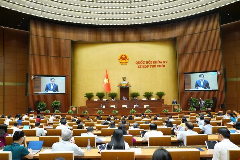 Chủ nhiệm Ủy ban Quốc phòng, An ninh và Đối ngoại Lê Tấn Tới trình bày Báo cáo tóm tắt Thẩm tra dự án Luật. (Ảnh: quochoi.vn) Chủ nhiệm Ủy ban Quốc phòng, An ninh và Đối ngoại Lê Tấn Tới trình bày Báo cáo tóm tắt Thẩm tra dự án Luật. (Ảnh: quochoi.vn)