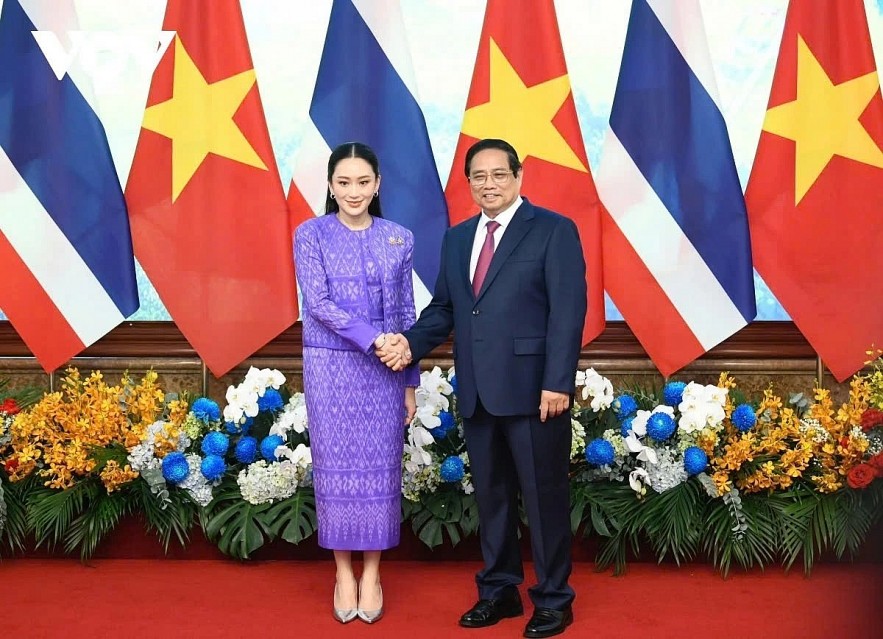 Vietnamese Prime Minister Pham Minh Chinh (R) and Thai Prime Minister Paetongtarn Shinawatra shaking hands before co-chairing the fourth Vietnam - Thailand Joint Cabinet Meeting in Hanoi on May 16. Vietnamese Prime Minister Pham Minh Chinh (R) and Thai Prime Minister Paetongtarn Shinawatra shaking hands before co-chairing the fourth Vietnam - Thailand Joint Cabinet Meeting in Hanoi on May 16.