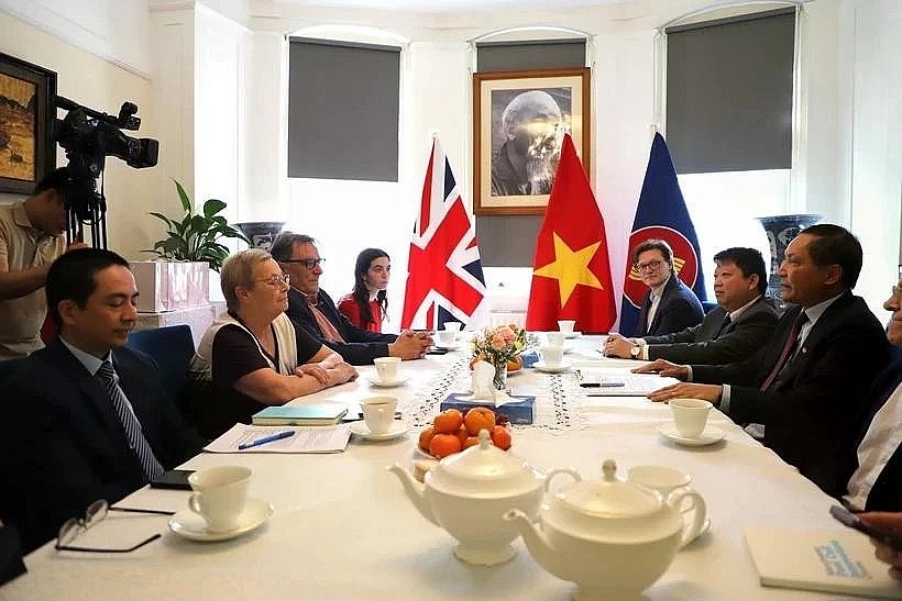 The meeting between Vietnamese Ambassador to the UK Do Minh Hung and representatives of communist parties and left-wing friends in the country. (Photo: VNA) The meeting between Vietnamese Ambassador to the UK Do Minh Hung and representatives of communist parties and left-wing friends in the country. (Photo: VNA)