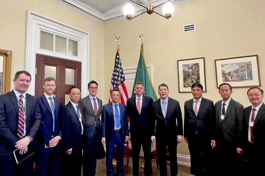 Vietnamese Deputy Minister of Finance of Vietnam Cao Anh Tuan (fourth from right) and Assistant Secretary for International Finance of the US Department of the Treasury Robert Kaproth (sixth from left), and other US and Vietnamese officials pose for a group photo during their meeting in Washington DC on May 14. (Photo: MoF) Vietnamese Deputy Minister of Finance of Vietnam Cao Anh Tuan (fourth from right) and Assistant Secretary for International Finance of the US Department of the Treasury Robert Kaproth (sixth from left), and other US and Vietnamese officials pose for a group photo during their meeting in Washington DC on May 14. (Photo: MoF)