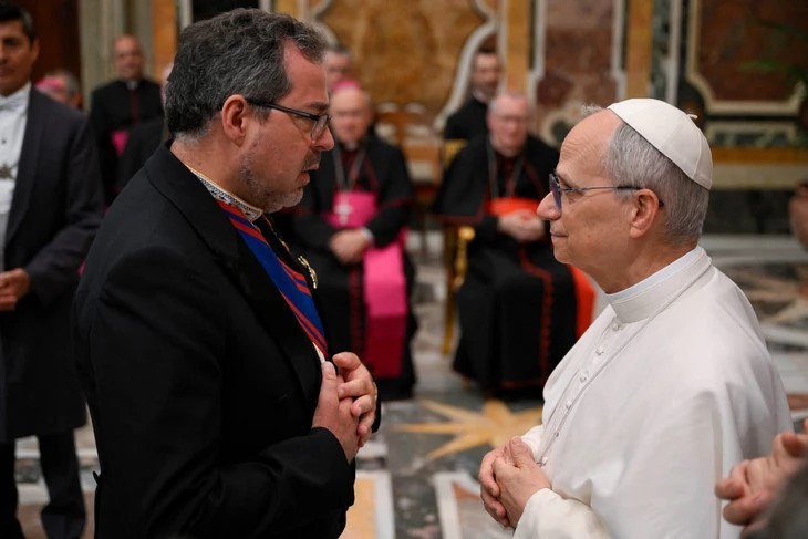 Giáo hoàng Leo XIV tiếp các nhà ngoại giao tại Vatican ngày 16-5 - Ảnh: AFP Giáo hoàng Leo XIV tiếp các nhà ngoại giao tại Vatican ngày 16-5 - Ảnh: AFP