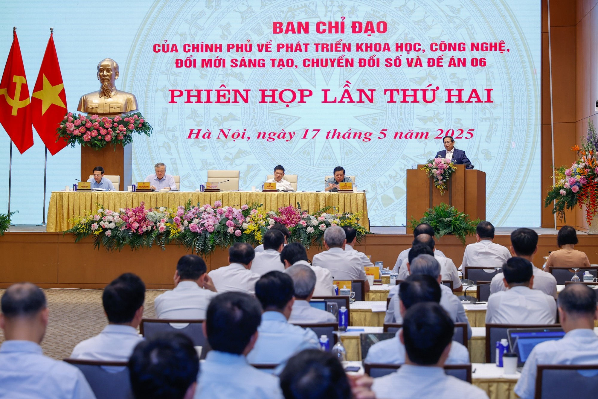 Quang cảnh phiên họp. (Ảnh: baochinhphu.vn) Quang cảnh phiên họp. (Ảnh: baochinhphu.vn)