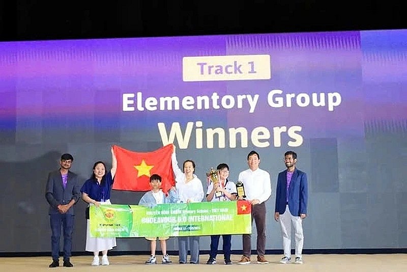 Presenting project “Smart Flood Resistant House”, two students of Ho Chi Minh City bring home first prize at Codeavour 6.0 International in Qatar. Presenting project “Smart Flood Resistant House”, two students of Ho Chi Minh City bring home first prize at Codeavour 6.0 International in Qatar.