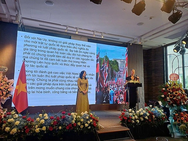 Deputy Minister of Foreign Affairs Le Thi Thu Hang (L) and Norwegian Ambassador to Viet Nam Hilde Solbakken at the ceremony, Ha Noi, May 16, 2025. Photo: VGP/Thuy Dung Deputy Minister of Foreign Affairs Le Thi Thu Hang (L) and Norwegian Ambassador to Viet Nam Hilde Solbakken at the ceremony, Ha Noi, May 16, 2025. Photo: VGP/Thuy Dung