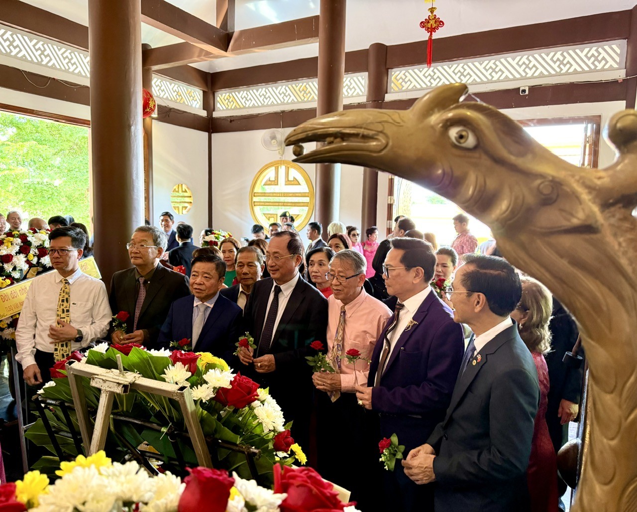 Chủ tịch Hội hữu nghị Việt Nam - Thái Lan Nguyễn Văn Thành và Đoàn công tác dâng hương tại Khu tưởng niệm Chủ tịch Hồ Chí Minh (bản Mạy, huyện Mương, tỉnh Nakhon Phanom, Thái Lan). (Ảnh: Anh Tuấn) Chủ tịch Hội hữu nghị Việt Nam - Thái Lan Nguyễn Văn Thành và Đoàn công tác dâng hương tại Khu tưởng niệm Chủ tịch Hồ Chí Minh (bản Mạy, huyện Mương, tỉnh Nakhon Phanom, Thái Lan). (Ảnh: Anh Tuấn)