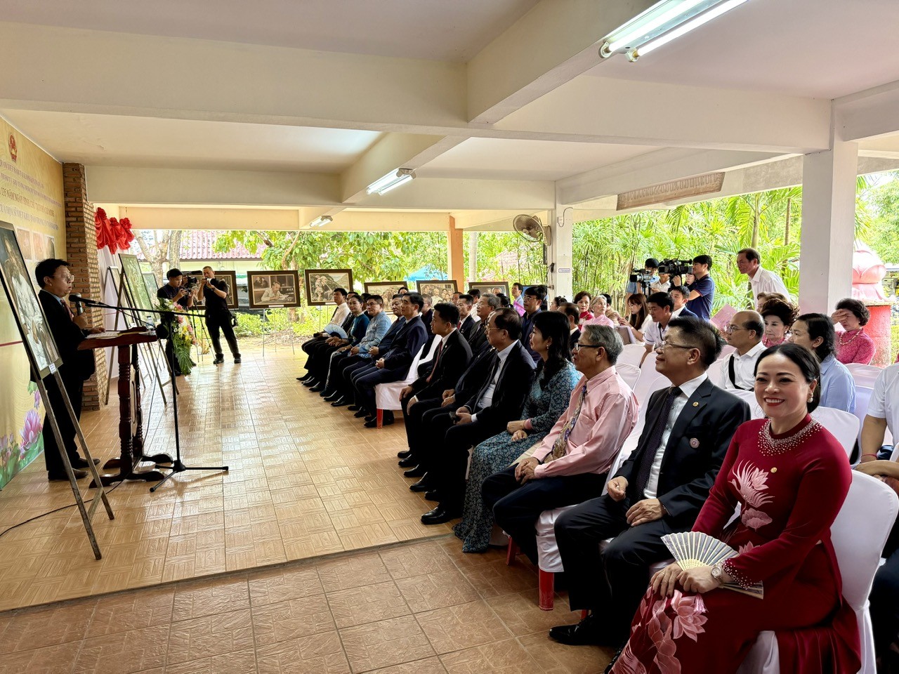 Các đại biểu dự Triển lãm ảnh Tấm lòng của họa sĩ Việt Kiều Đào Trọng Lý với Bác Hồ Các đại biểu dự Triển lãm ảnh Tấm lòng của họa sĩ Việt Kiều Đào Trọng Lý với Bác Hồ