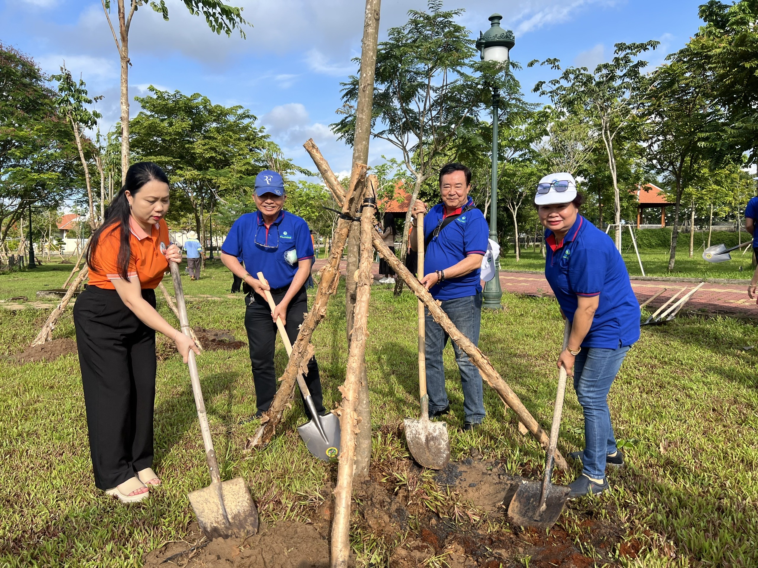 Kiều bào Thành phố Hồ Chí Minh hưởng ứng “Tết trồng cây đời đời nhớ ơn Bác Hồ” Kiều bào Thành phố Hồ Chí Minh hưởng ứng “Tết trồng cây đời đời nhớ ơn Bác Hồ”