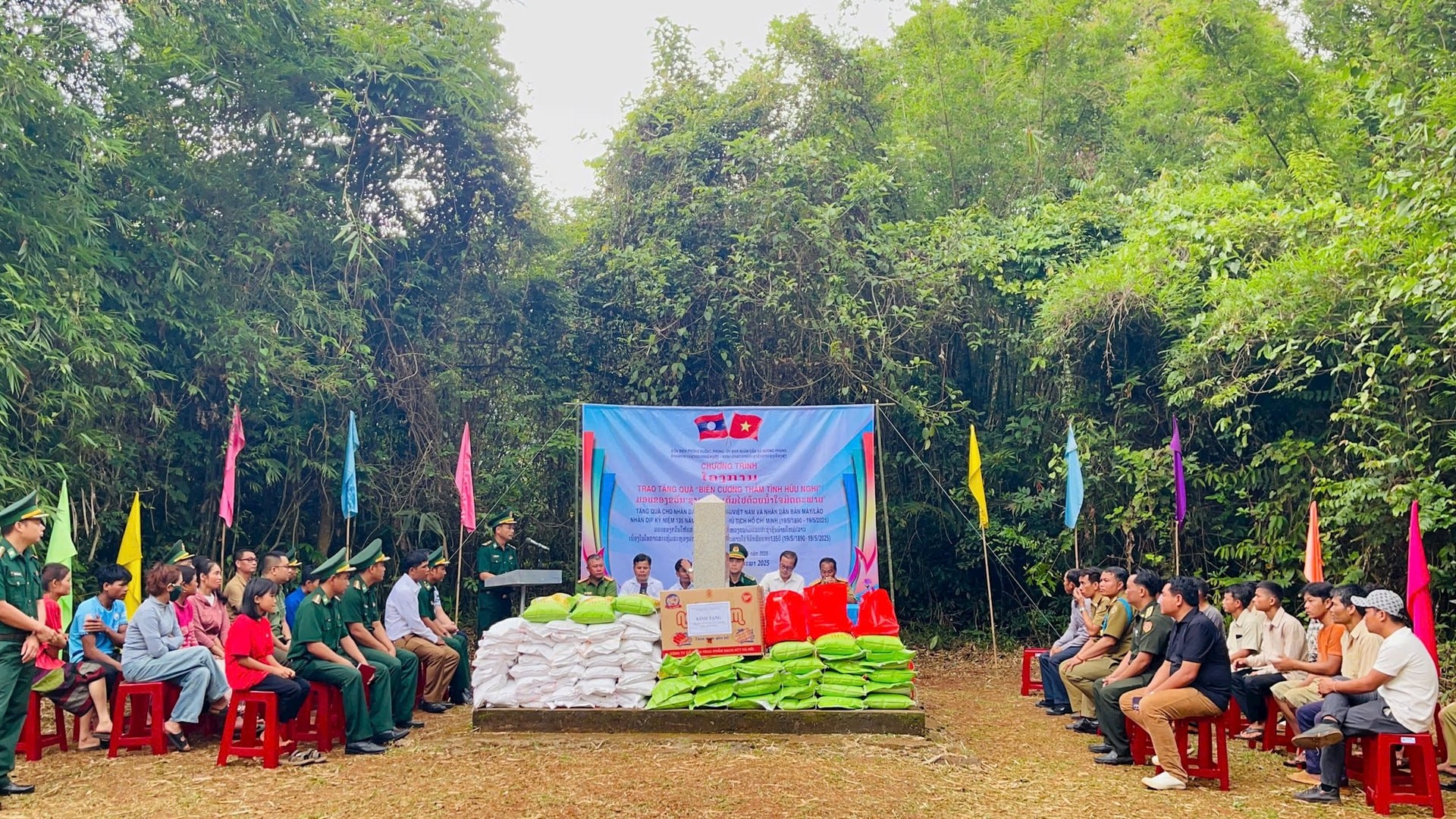 Hơn 200 phần quà tiếp sức người dân biên giới Việt - Lào ổn định cuộc sống 200 phần quà thắm tình đoàn kết nơi biên cương Việt - Lào