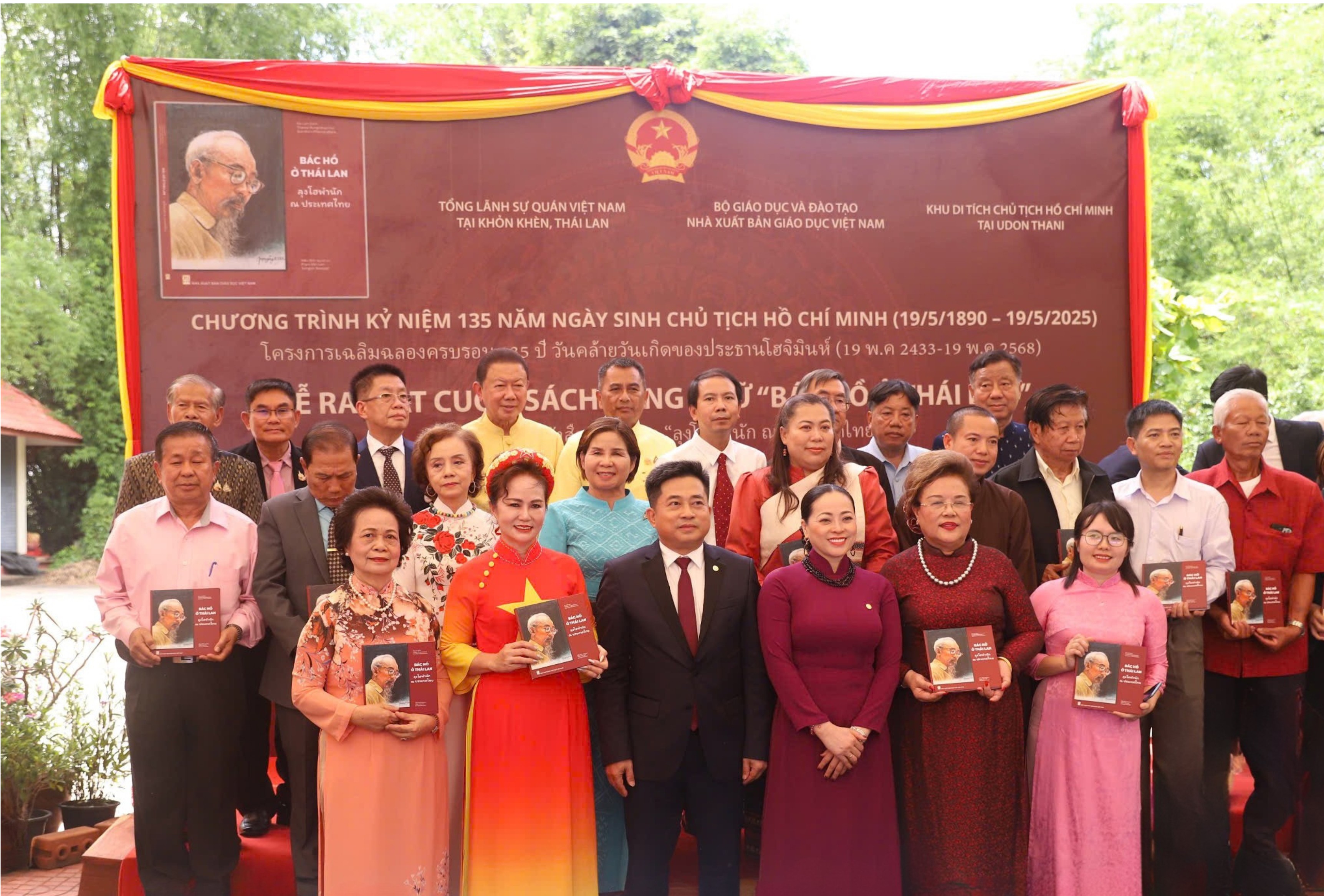 Ra mắt sách song ngữ “Bác Hồ ở Thái Lan” tại Khon Kaen Sách song ngữ “Bác Hồ ở Thái Lan”: Tư liệu quý về Bác và biểu tượng sống động của tình hữu nghị Việt - Thái