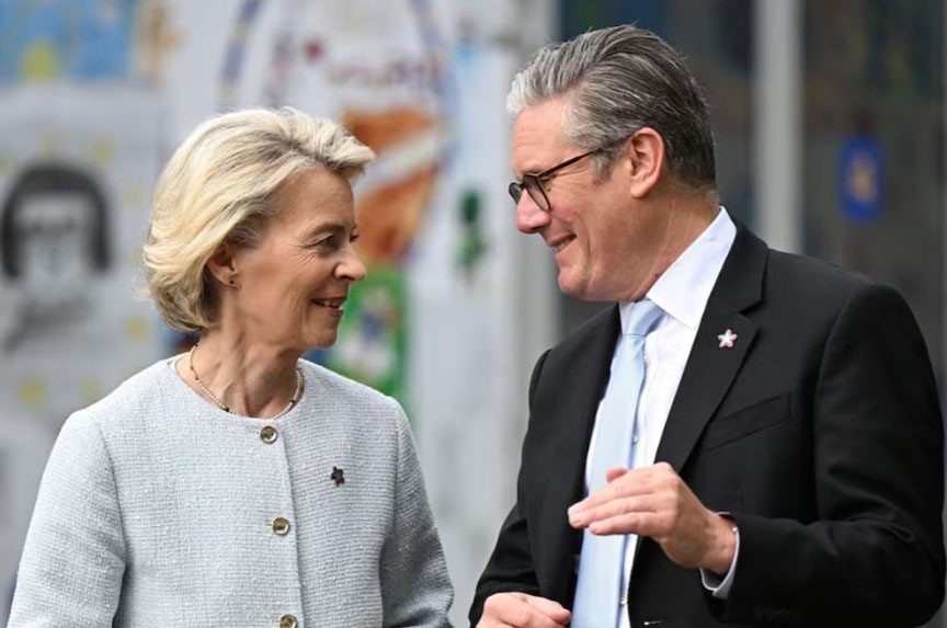 Thủ tướng Anh Keir Starmer (phải) đón Chủ tịch Ủy ban châu Âu (EC) Ursula von der Leyen tới dự Hội nghị thượng đỉnh Anh-EU tại London, ngày 19/5/2025. Ảnh: REUTERS Thủ tướng Anh Keir Starmer (phải) đón Chủ tịch Ủy ban châu Âu (EC) Ursula von der Leyen tới dự Hội nghị thượng đỉnh Anh-EU tại London, ngày 19/5/2025. Ảnh: REUTERS