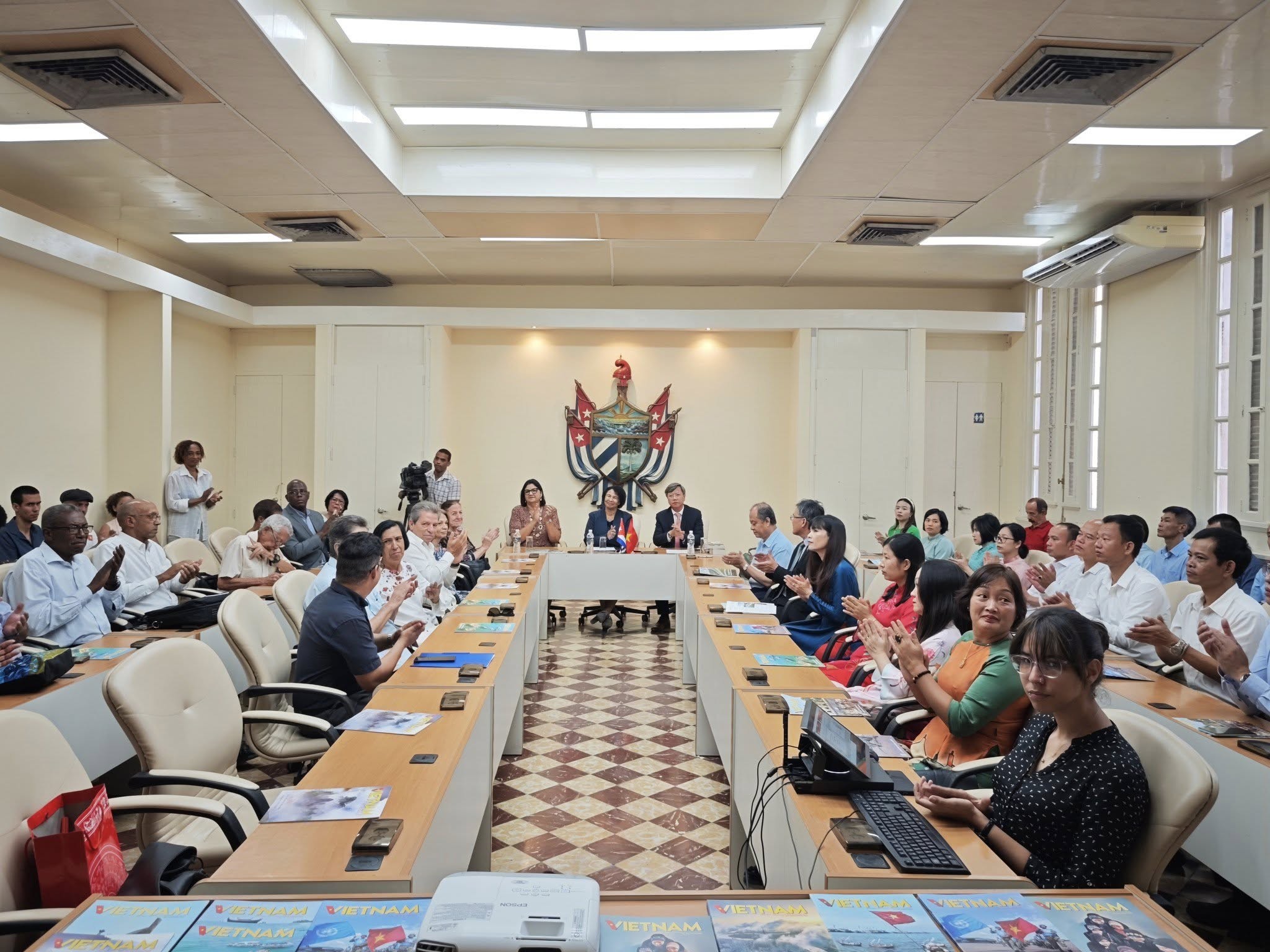 Lễ khai trương Bộ môn nghiên cứu về Hồ Chí Minh, trực thuộc Khoa Triết học, Lịch sử và Xã hội học, Đại học La Habana (Cuba). (Ảnh: Đại sứ quán Việt Nam tại Cuba) Lễ khai trương Bộ môn nghiên cứu về Hồ Chí Minh, trực thuộc Khoa Triết học, Lịch sử và Xã hội học, Đại học La Habana (Cuba). (Ảnh: Đại sứ quán Việt Nam tại Cuba)
