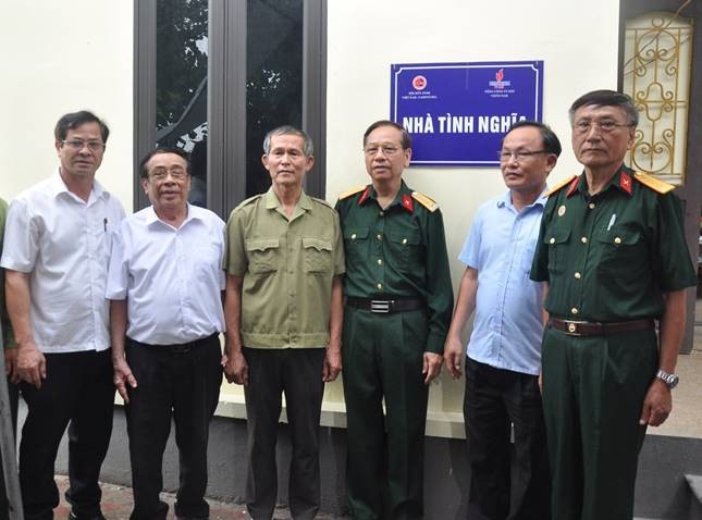 Ông Lê Văn Tụy (thứ ba từ phải sang), Phó Chủ tịch Thường trực Trung ương Hội hữu nghị Việt Nam - Campuchia, bàn giao nhà tình nghĩa cho gia đình ông Trần Văn Hoan (thứ tư từ phải sang). (Ảnh: kimson.ninhbinh.gov.vn) Ông Lê Văn Tụy (thứ ba từ phải sang), Phó Chủ tịch Thường trực Trung ương Hội hữu nghị Việt Nam - Campuchia, bàn giao nhà tình nghĩa cho gia đình ông Trần Văn Hoan (thứ tư từ phải sang). (Ảnh: kimson.ninhbinh.gov.vn)