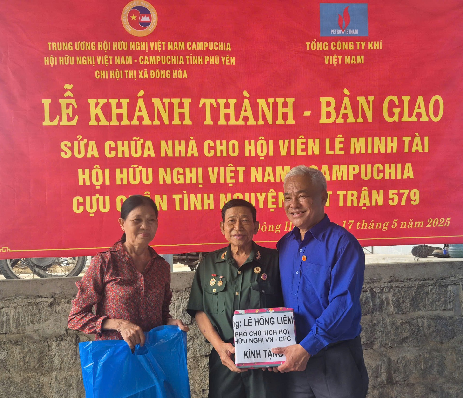 Phó Chủ tịch Trung ương Hội Hữu nghị Việt Nam - Campuchia Lê Hồng Liêm (bìa phải) tặng quà mừng tân gia hội viên Lê Minh Tài. (Ảnh: Báo Phú Yên) Phó Chủ tịch Trung ương Hội Hữu nghị Việt Nam - Campuchia Lê Hồng Liêm (bìa phải) tặng quà mừng tân gia hội viên Lê Minh Tài. (Ảnh: Báo Phú Yên)