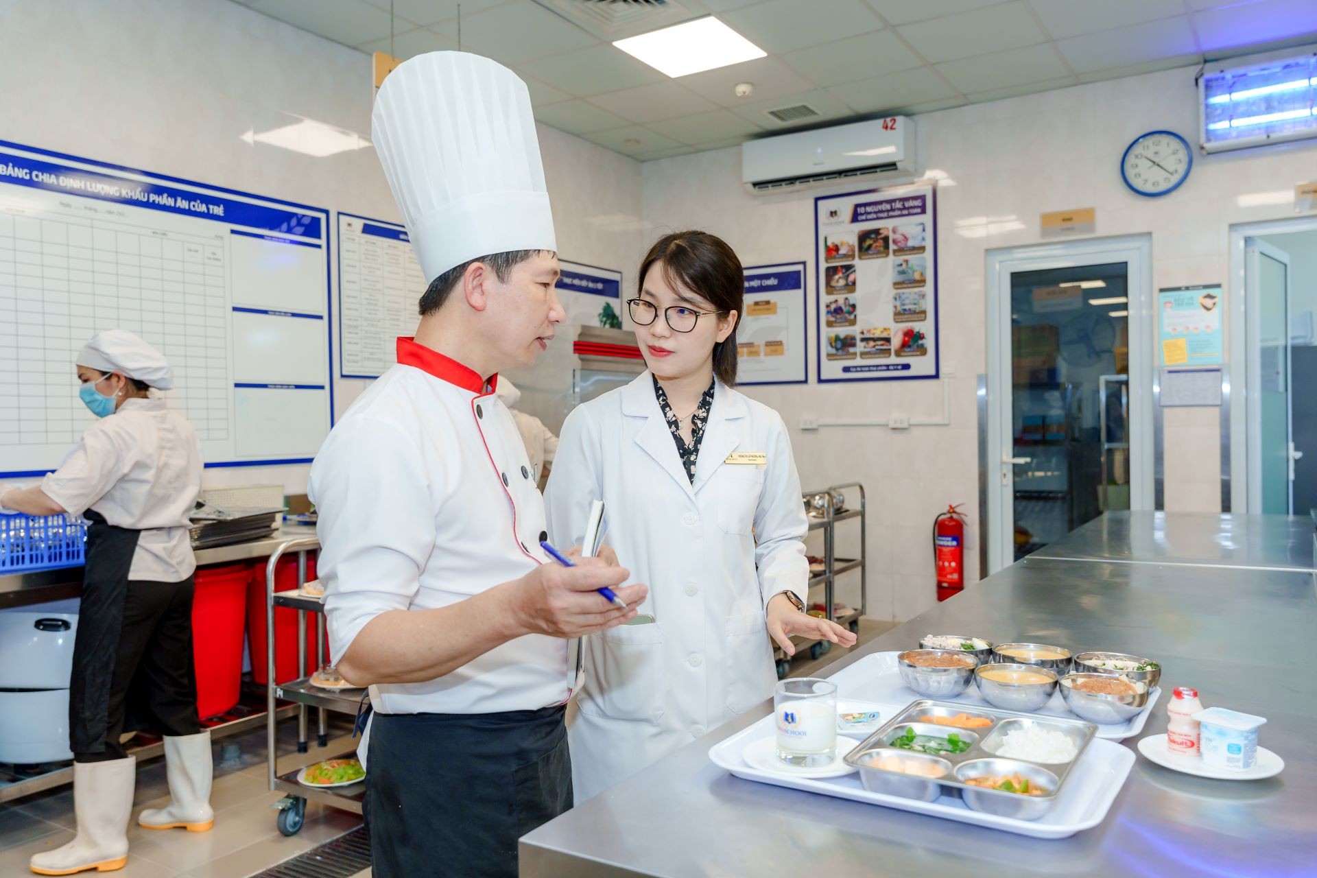 Chuyên gia Vinmec tư vấn thực đơn phù hợp theo mùa, độ tuổi và hồ sơ sức khỏe từng trẻ Chuyên gia Vinmec tư vấn thực đơn phù hợp theo mùa, độ tuổi và hồ sơ sức khỏe từng trẻ