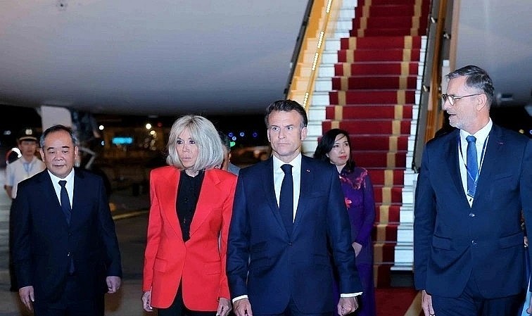 French President Emmanuel Macron and his spouse Brigitte Macron arrive in Hanoi for three-day state visit to Vietnam (Photo:VNA) French President Emmanuel Macron and his spouse Brigitte Macron arrive in Hanoi for three-day state visit to Vietnam (Photo:VNA)