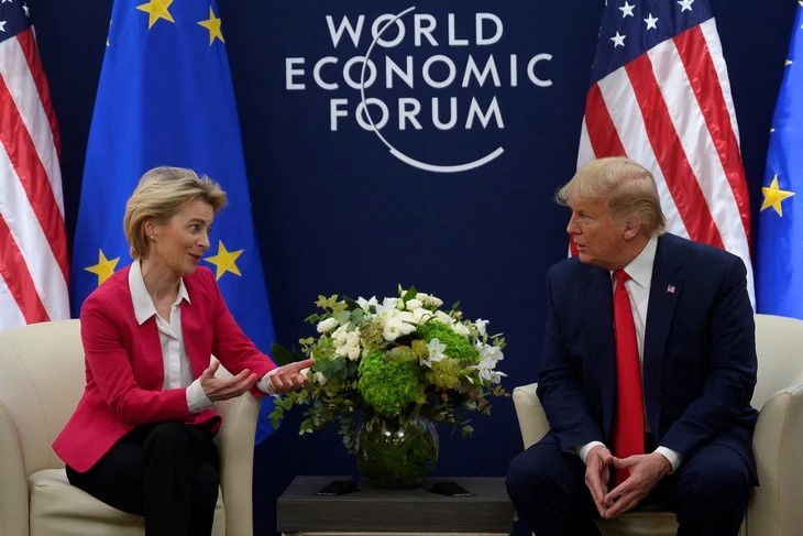 Tổng thống Mỹ Donald Trump và Chủ tịch Ủy ban châu Âu Ursula von der Leyen. (Ảnh: AFP)