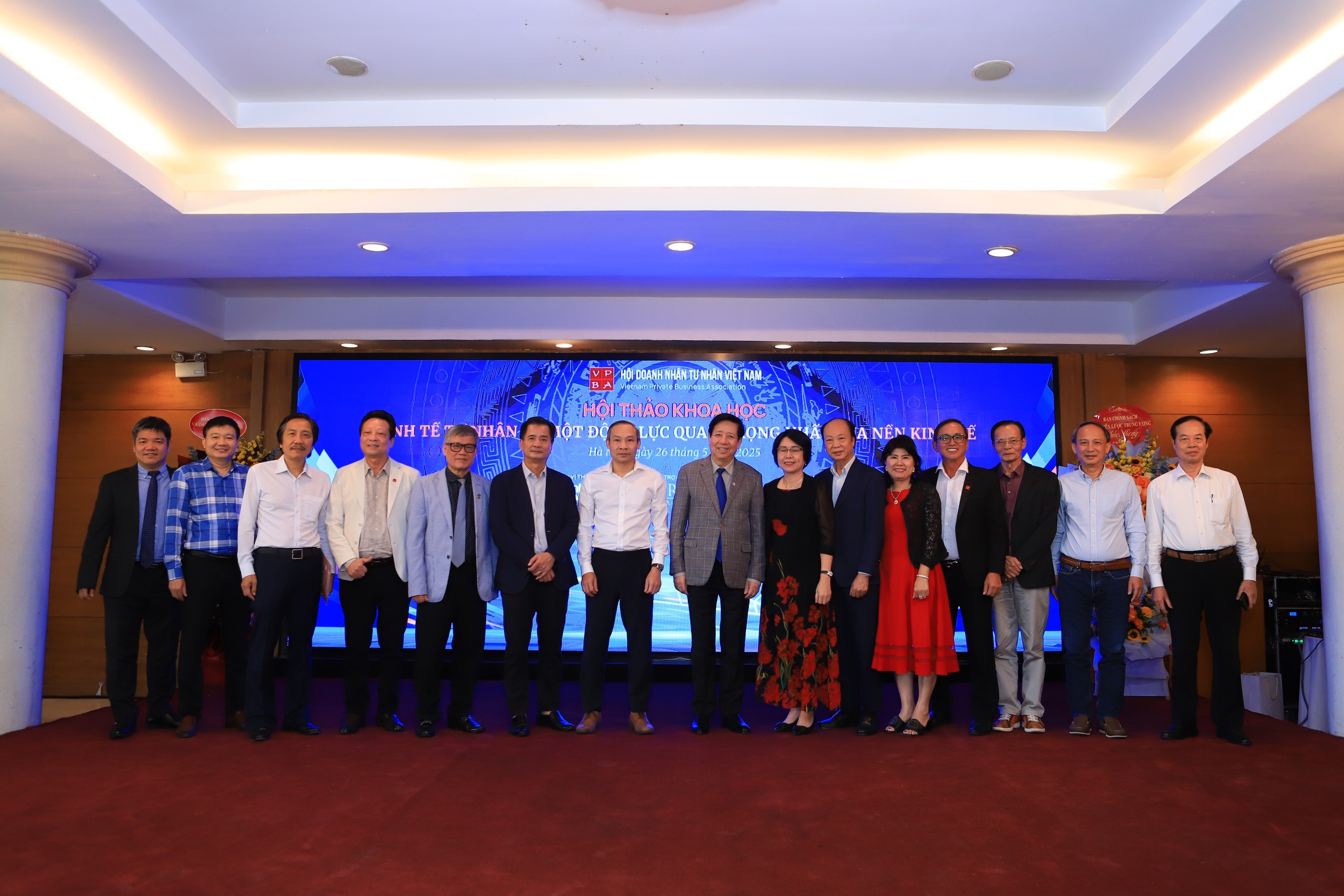 Các đại biểu, chuyên gia kinh tế tại Hội thảo chụp ảnh lưu niệm. ( Các đại biểu, chuyên gia kinh tế tại Hội thảo chụp ảnh lưu niệm. (