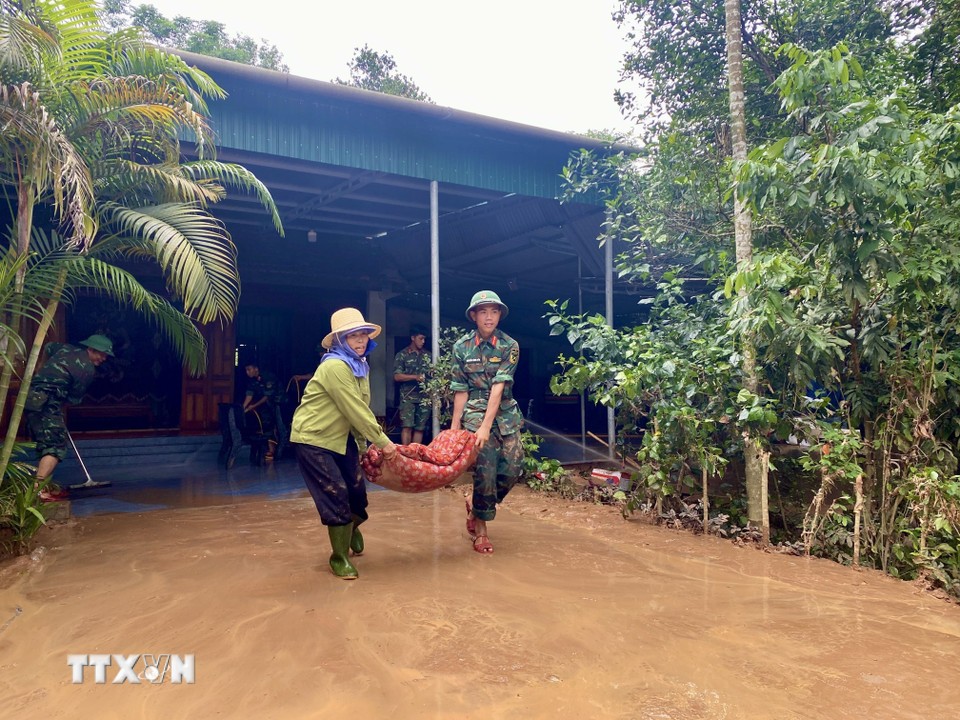 Lực lượng quân đội giúp người dân xã Cẩm Mỹ (huyện Cẩm Xuyên, tỉnh Hà Tĩnh) di dời đồ đạc. (Ảnh: TTXVN) Lực lượng quân đội giúp người dân xã Cẩm Mỹ (huyện Cẩm Xuyên, tỉnh Hà Tĩnh) di dời đồ đạc. (Ảnh: TTXVN)