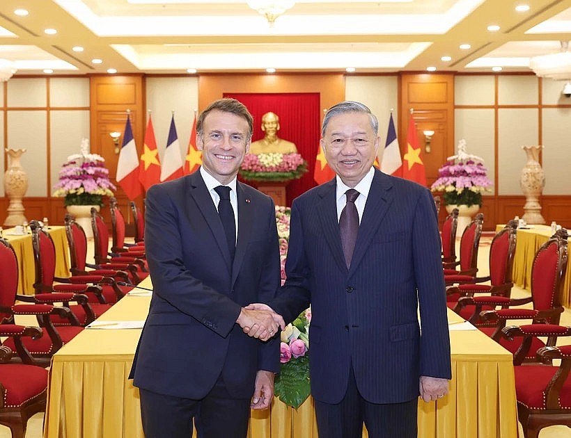 Party General Secretary To Lam (R) receives French President Emmanuel Macron in Hanoi on May 26. (Photo: VNA) Party General Secretary To Lam (R) receives French President Emmanuel Macron in Hanoi on May 26. (Photo: VNA)