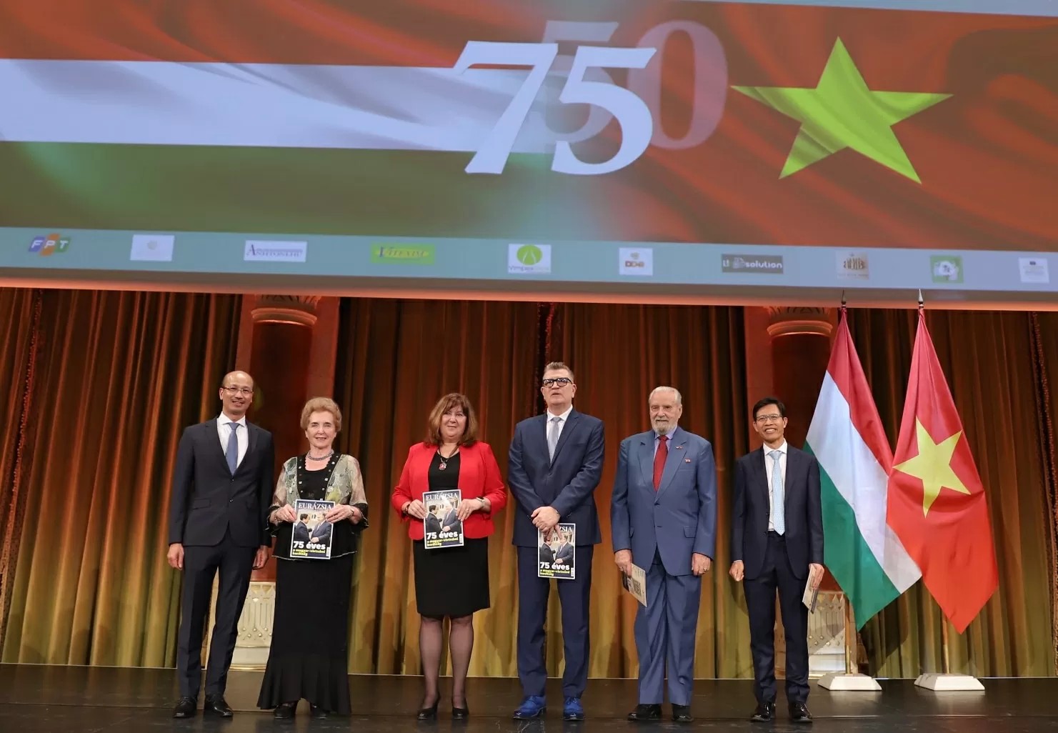 Đại sứ quán Việt Nam tại Hungary tổ chức Lễ kỷ niệm 75 năm quan hệ ngoại giao Việt Nam-Hungary và 50 năm giải phóng miền Nam, thống nhất đất nước. (Nguồn: Đại sứ quán Việt Nam tại Hungary)