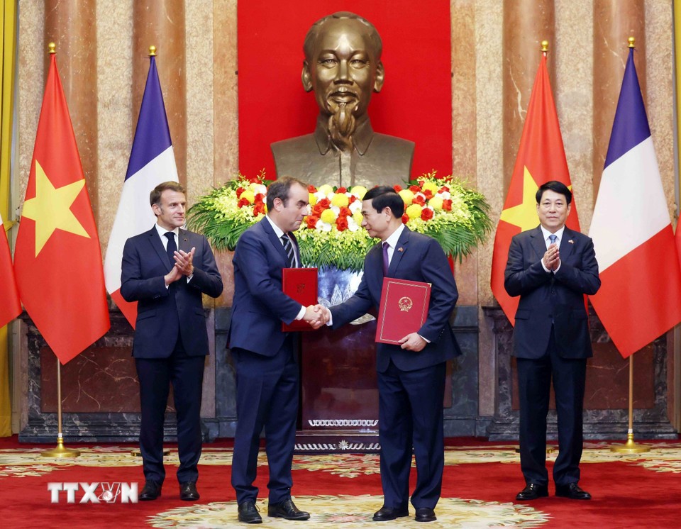 Chủ tịch nước Lương Cường và Tổng thống Pháp chứng kiến lễ trao các văn kiện hợp tác. (Ảnh: TTXVN) Chủ tịch nước Lương Cường và Tổng thống Pháp chứng kiến lễ trao các văn kiện hợp tác. (Ảnh: TTXVN)