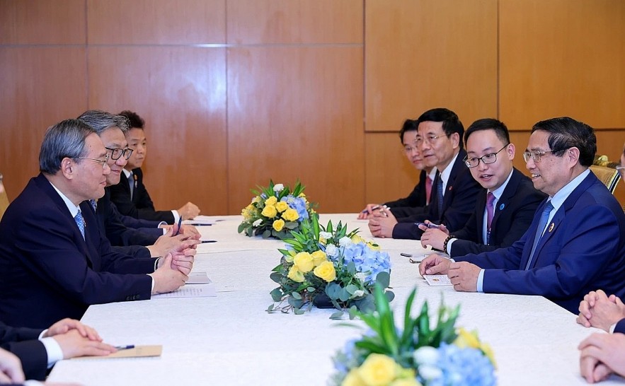 Vietnamese Prime Minister Pham Minh Chinh and Chinese Premier Li Qiang meet in Kuala Lumpur, Malaysia, on May 27, on the sidelines of the 46th ASEAN Summit and related meetings there. (Photo: VGP) Vietnamese Prime Minister Pham Minh Chinh and Chinese Premier Li Qiang meet in Kuala Lumpur, Malaysia, on May 27, on the sidelines of the 46th ASEAN Summit and related meetings there. (Photo: VGP)