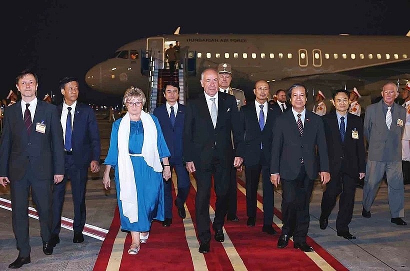 Hungarian President Sulyok Tamas and his spouse arrive in Hanoi on May 27 evening. (Photo: VNA) Hungarian President Sulyok Tamas and his spouse arrive in Hanoi on May 27 evening. (Photo: VNA)