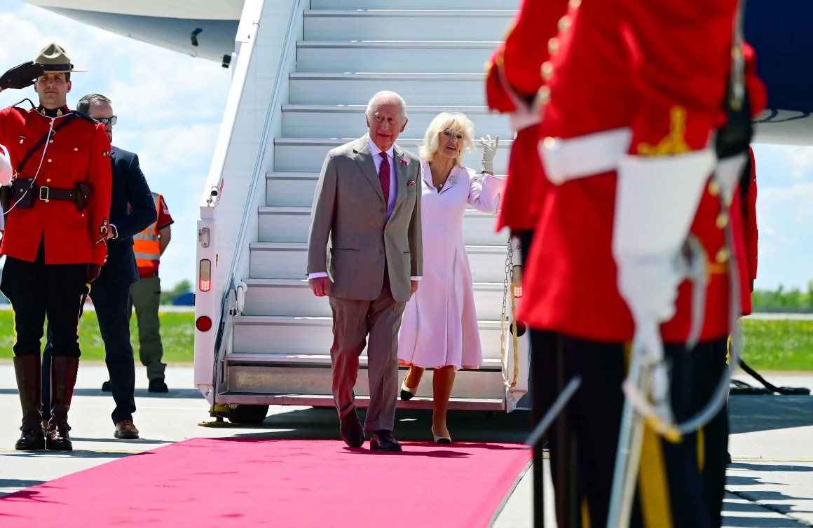 Vua Charles III và Hoàng hậu trong chuyến thăm Canada. (Ảnh: Reuters) Vua Charles III và Hoàng hậu trong chuyến thăm Canada. (Ảnh: Reuters)