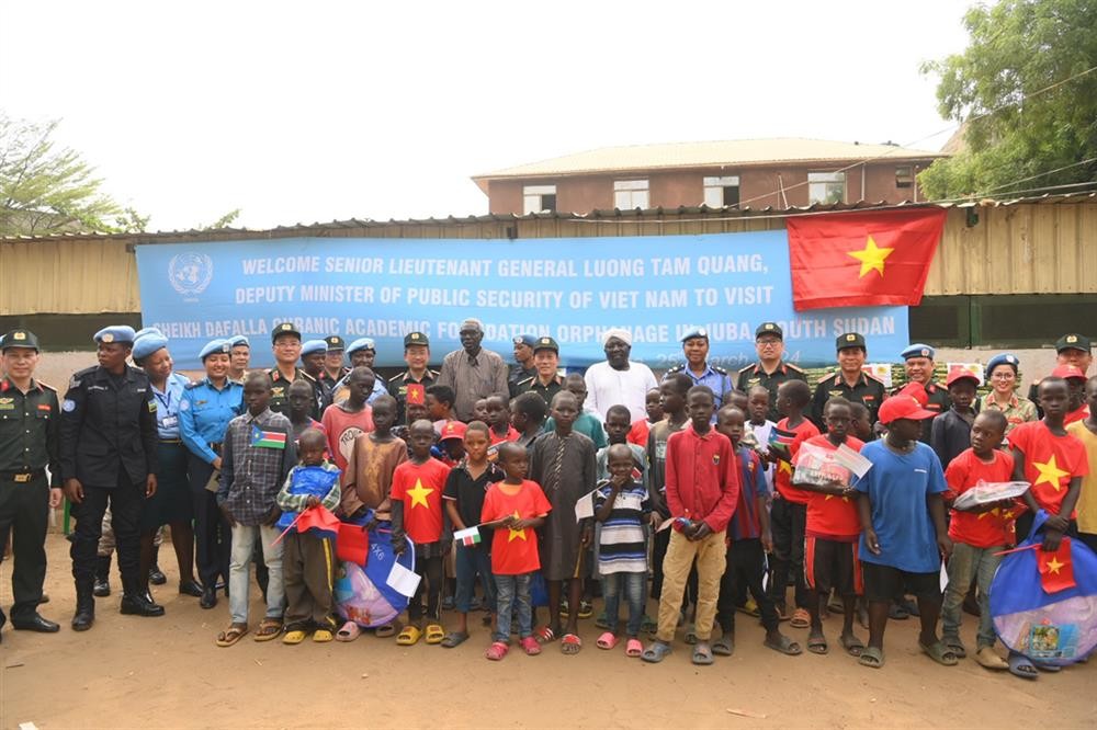 Đoàn Công tác Bộ Công an tặng quà tại Trung tâm trẻ mồ côi Sheikh Dafalla Quranic Academic Foundation Orphanage Đoàn Công tác Bộ Công an tặng quà tại Trung tâm trẻ mồ côi Sheikh Dafalla Quranic Academic Foundation Orphanage