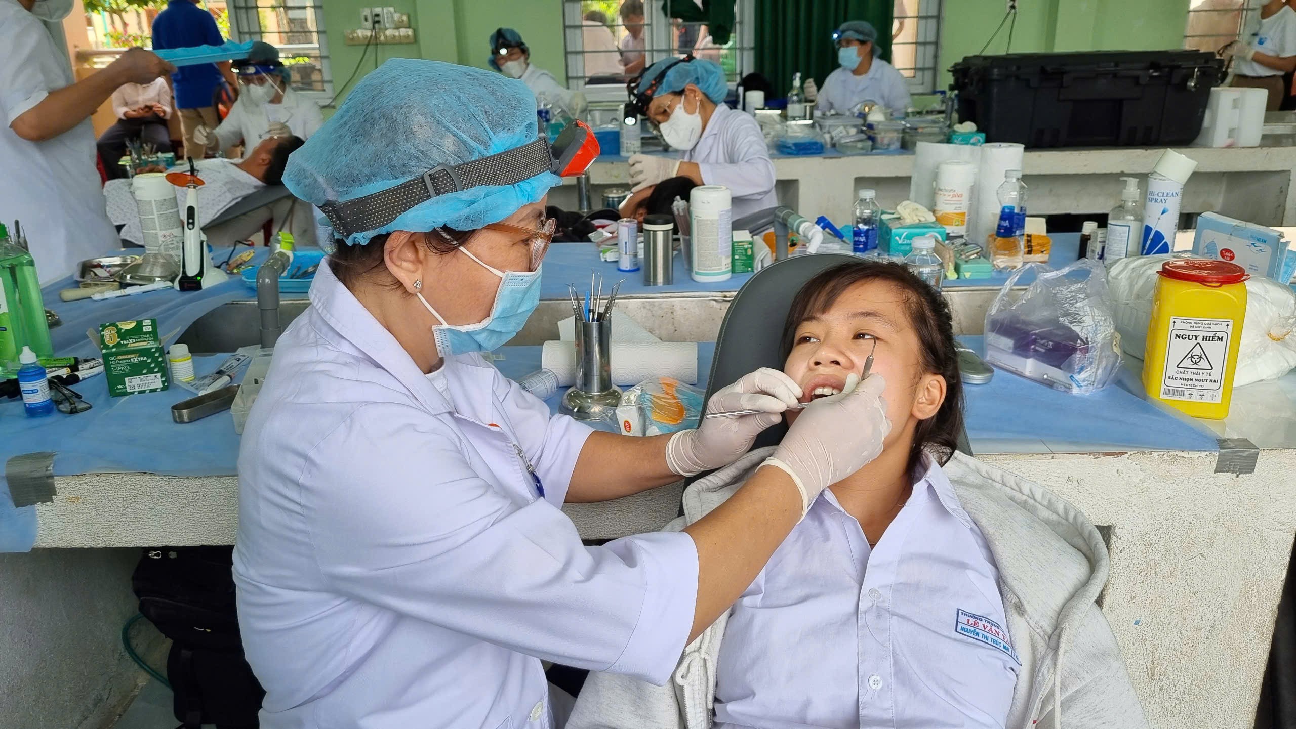 Bác sĩ của tổ chức COPI khám nha cho học sinh thị xã Điện Bàn, tỉnh Quảng Nam. (Ảnh: Liên hiệp các tổ chức hữu nghị tỉnh Quảng Nam) Bác sĩ của tổ chức COPI khám nha cho học sinh thị xã Điện Bàn, tỉnh Quảng Nam. (Ảnh: Liên hiệp các tổ chức hữu nghị tỉnh Quảng Nam)